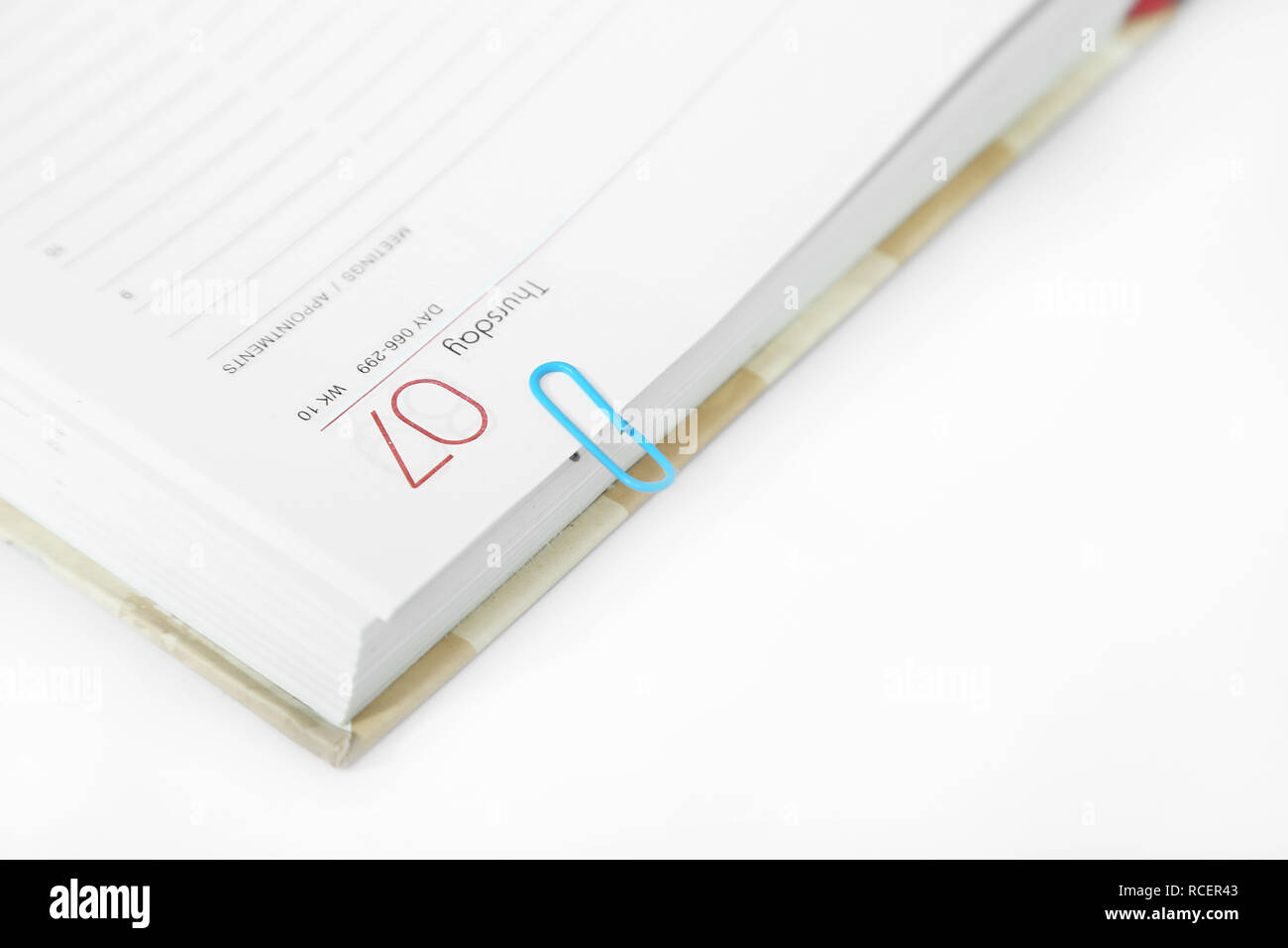 Porträt der Stift in das offene Tagebuch an. Auf den weißen Hintergrund isoliert. Stockfoto
