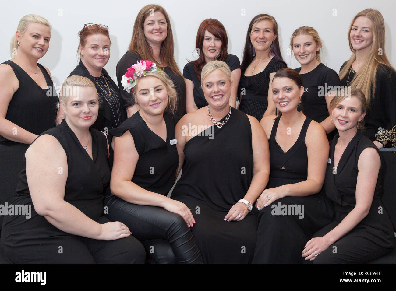 Nelson Bay, NSW/Australien - November 20, 2016: Katrina Becker Arbonne und Downline Berater, Familie und Freunde für makeover Tag der zeitgenössischen gl Stockfoto