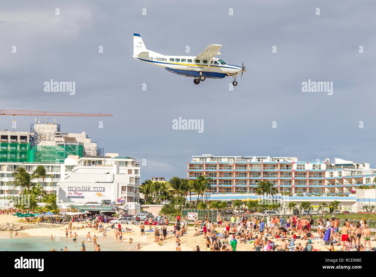 F-0 SBH St Barth Commuter, Cessna Grand Caravan (C208B) fliegen in niedrig über Moho Bay in Princess Juliana Flughafen in St. Marten. Stockfoto
