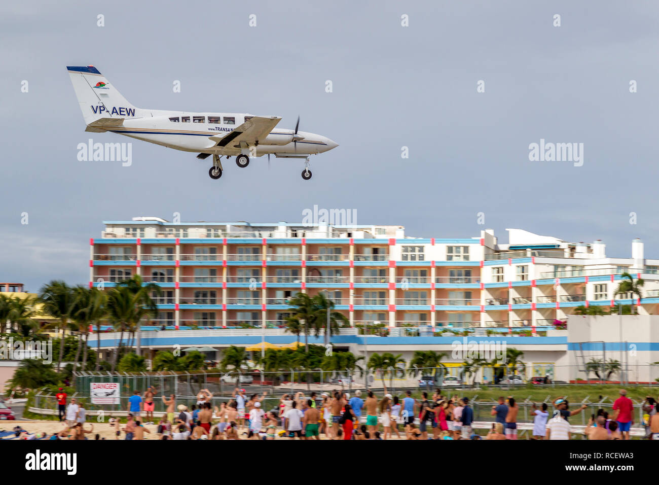 Trans Anguilla Airways, VP-AEW Britten-Norman BN-2B-21 Islander fliegen in niedrig über Moho Bay in Princess Juliana Flughafen in St. Marten. Stockfoto
