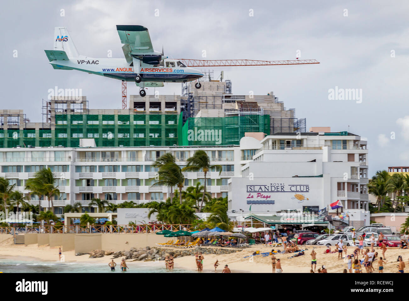 VP-AAC Anguilla Air Services Britten-Norman BN-2A-21 Islander fliegen in niedrig über Moho Bay in Princess Juliana Flughafen in St. Marten. Stockfoto