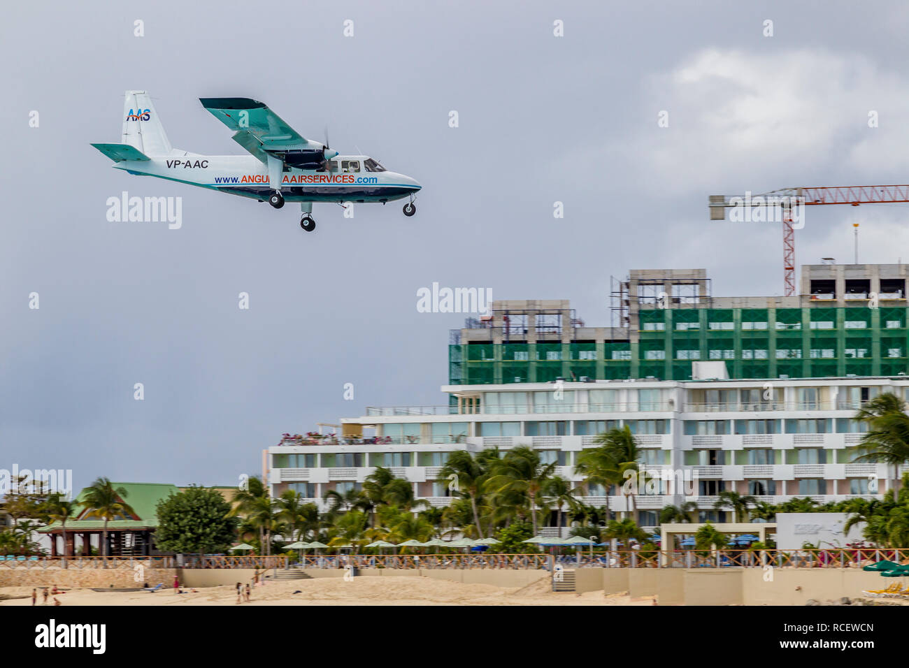 VP-AAC Anguilla Air Services Britten-Norman BN-2A-21 Islander fliegen in niedrig über Moho Bay in Princess Juliana Flughafen in St. Marten. Stockfoto