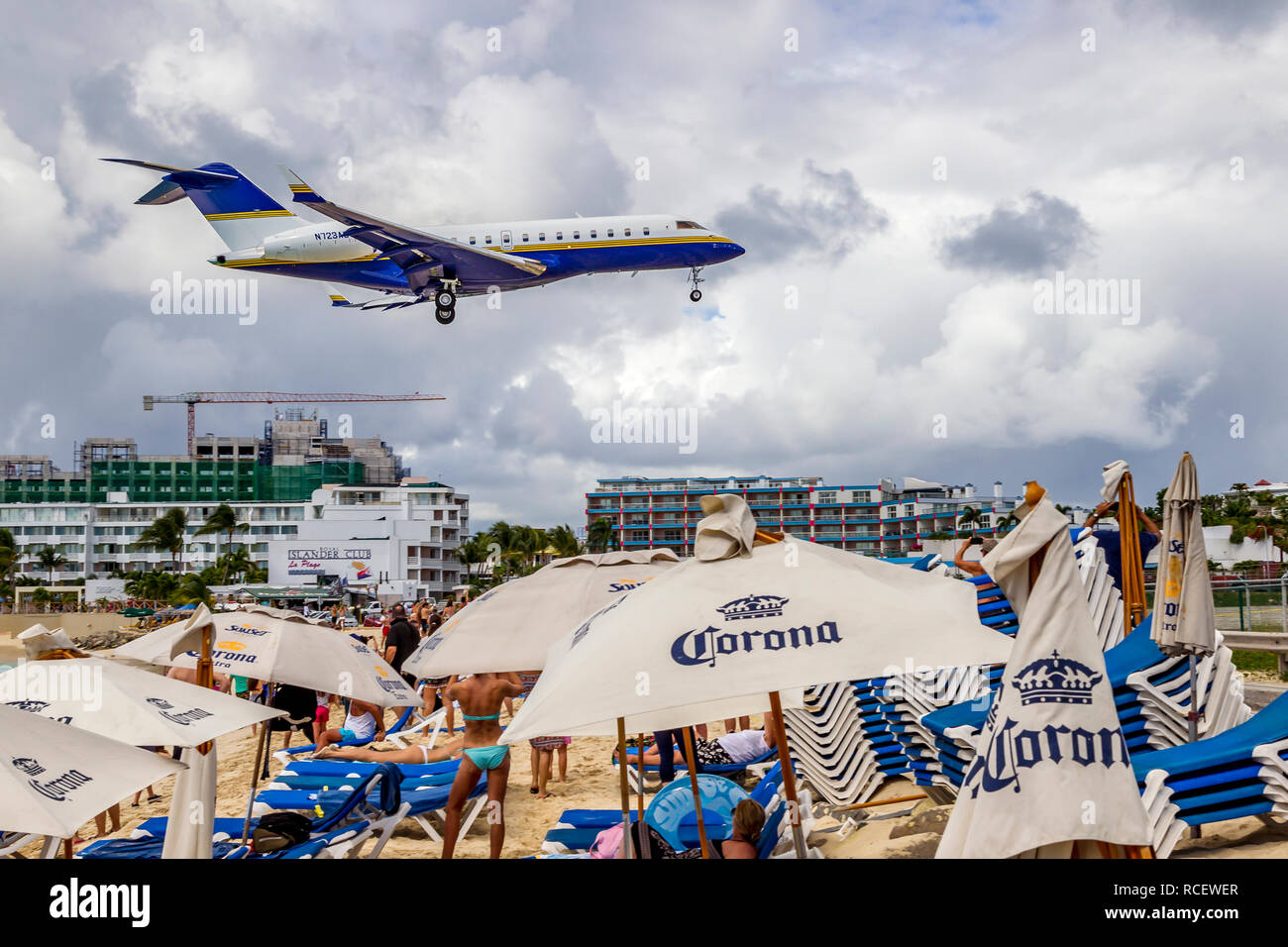 N 723 AB-Bombardier BD -700-1 A11 Global 5000 - fairwind Air Charter fliegen in niedrig über Moho Bay in Princess Juliana Flughafen in St. Marten. Stockfoto