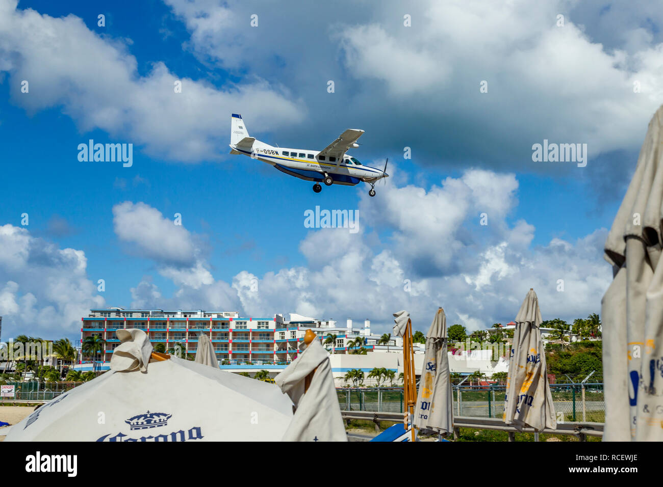 Cessna 208B Grand Caravan, F-OSBM, Saint Barth Commuter, fliegen in niedrig über Moho Bay in Princess Juliana Flughafen in St. Marten. Stockfoto