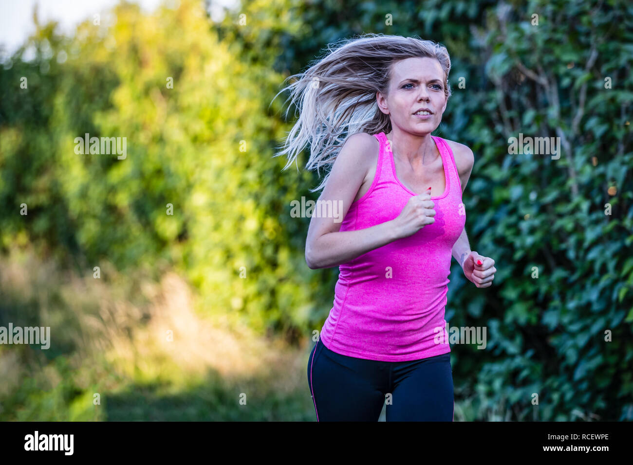 Slim fitness Frau läuft im Freien Stockfoto