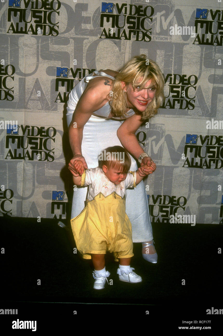 UNIVERSAL CITY, CA - 2. SEPTEMBER: Sängerin Courtney Love und Tochter Frances Bean Cobain nehmen an der 10. jährlichen MTV Video Music Awards am 2. September 1993 bei Universal Amphitheater in Universal City, Kalifornien. Foto von Barry King/Alamy Stock Foto Stockfoto
