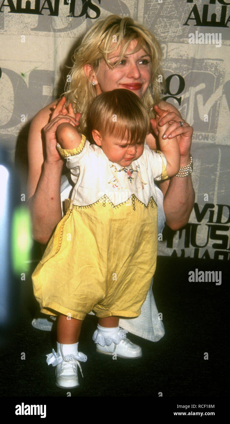 UNIVERSAL CITY, CA - 2. SEPTEMBER: Sängerin Courtney Love und Tochter Frances Bean Cobain nehmen an der 10. jährlichen MTV Video Music Awards am 2. September 1993 bei Universal Amphitheater in Universal City, Kalifornien. Foto von Barry King/Alamy Stock Foto Stockfoto