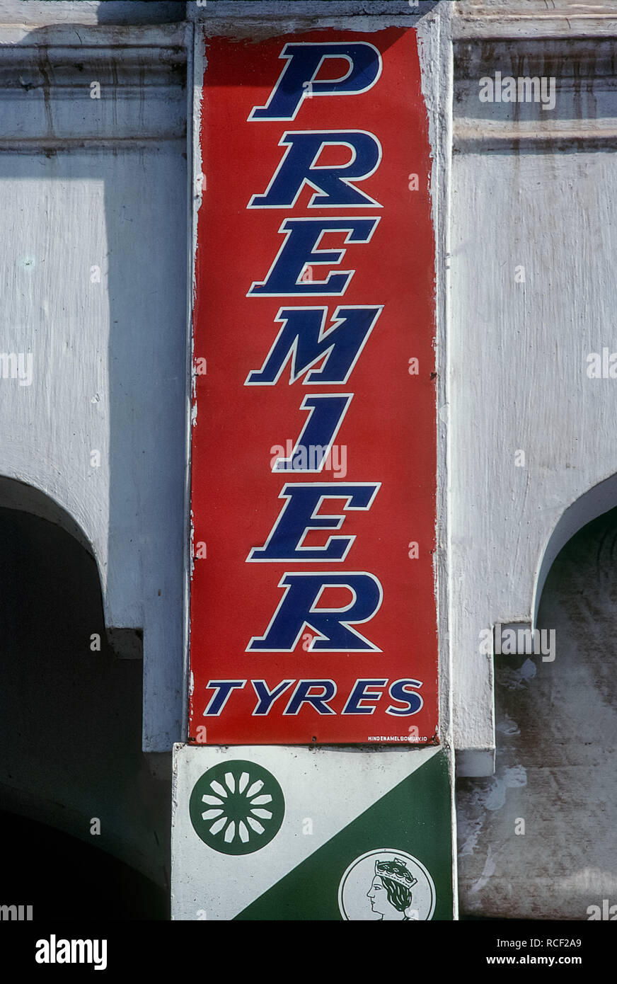 08-Jan-2017 - Vintage Porzellan Emaille Tin Sign Petroleum Pumpe unterzeichnen. Kochi (Cochin) Indien Asien Stockfoto