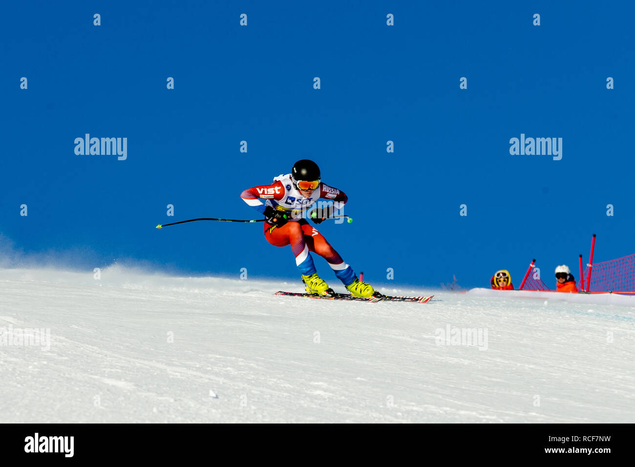 Magnitogorsk, Russland - Dezember 18, 2018: Männer Athlet Racer in Skifahren während der nationalen Meisterschaft Ski Alpin Stockfoto