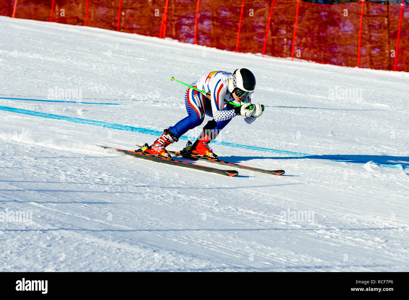 Magnitogorsk, Russland - Dezember 19, 2018: Frauen Sportler Racer in Skifahren während der nationalen Meisterschaft Ski Alpin Stockfoto