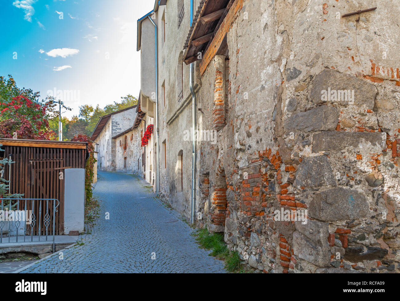 Häuser auf der Stadtmauer in Bruneck, Südtirol Stockfoto