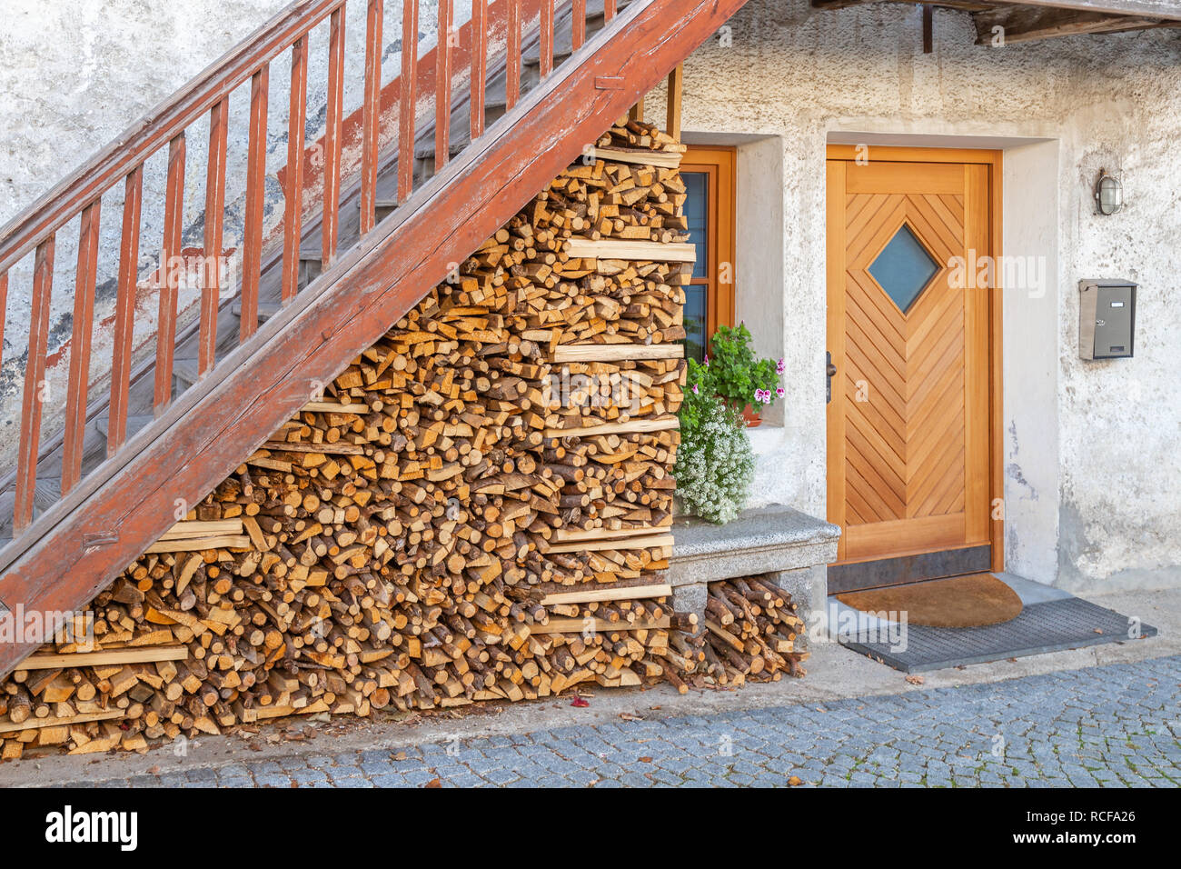 Haus auf der Stadtmauer in Bruneck, Südtirol ...
