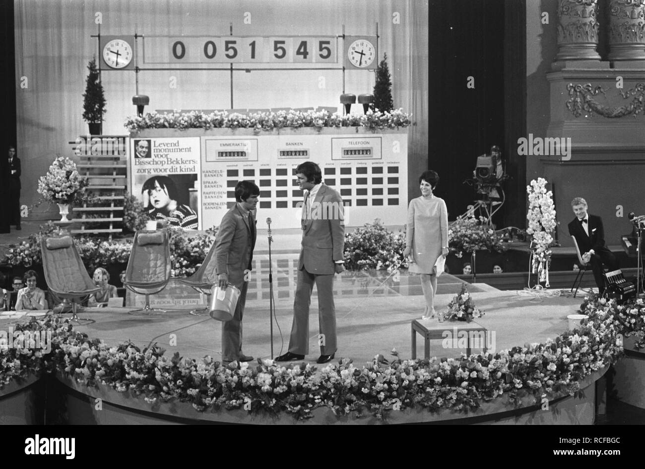 Aktie Bisschop Bekkers im Carré van Mies Bouwman, Amsterdam. Kees van Kooten (li, Bestanddeelnr 922-4005. Stockfoto