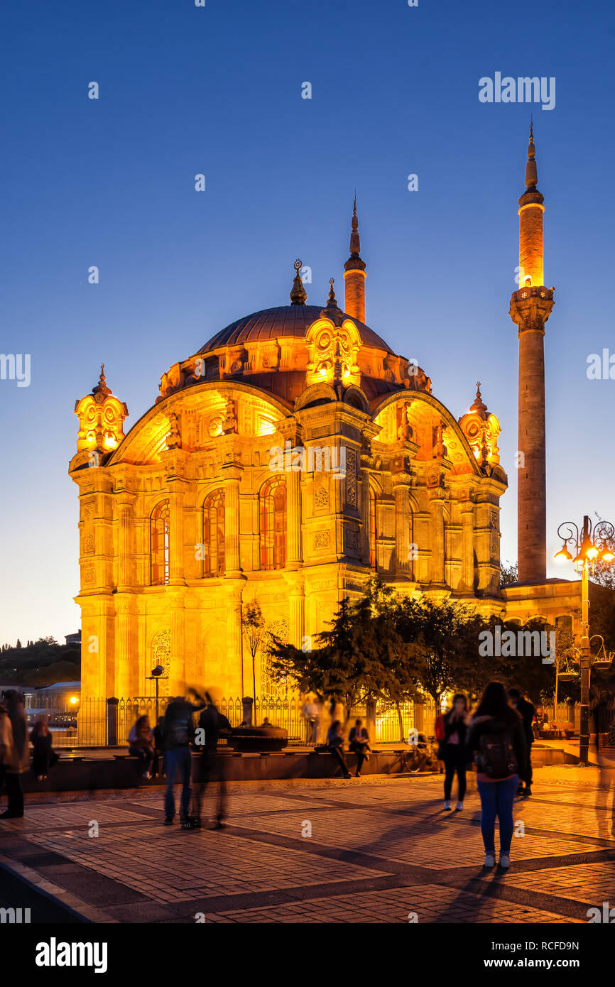 Durch die Ortaköy Moschee in Istanbul bei Nacht beleuchtet Stockfoto