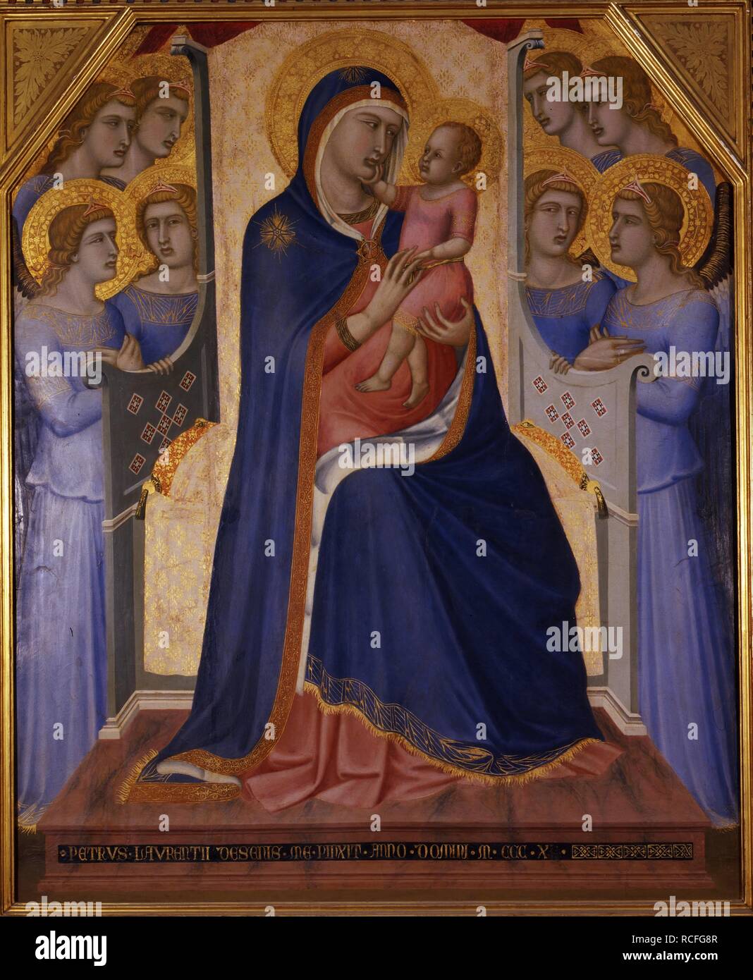Madonna mit Kind auf dem Thron mit Engeln. Museum: Uffizien, Florenz. Autor: Lorenzetti, Pietro. Stockfoto