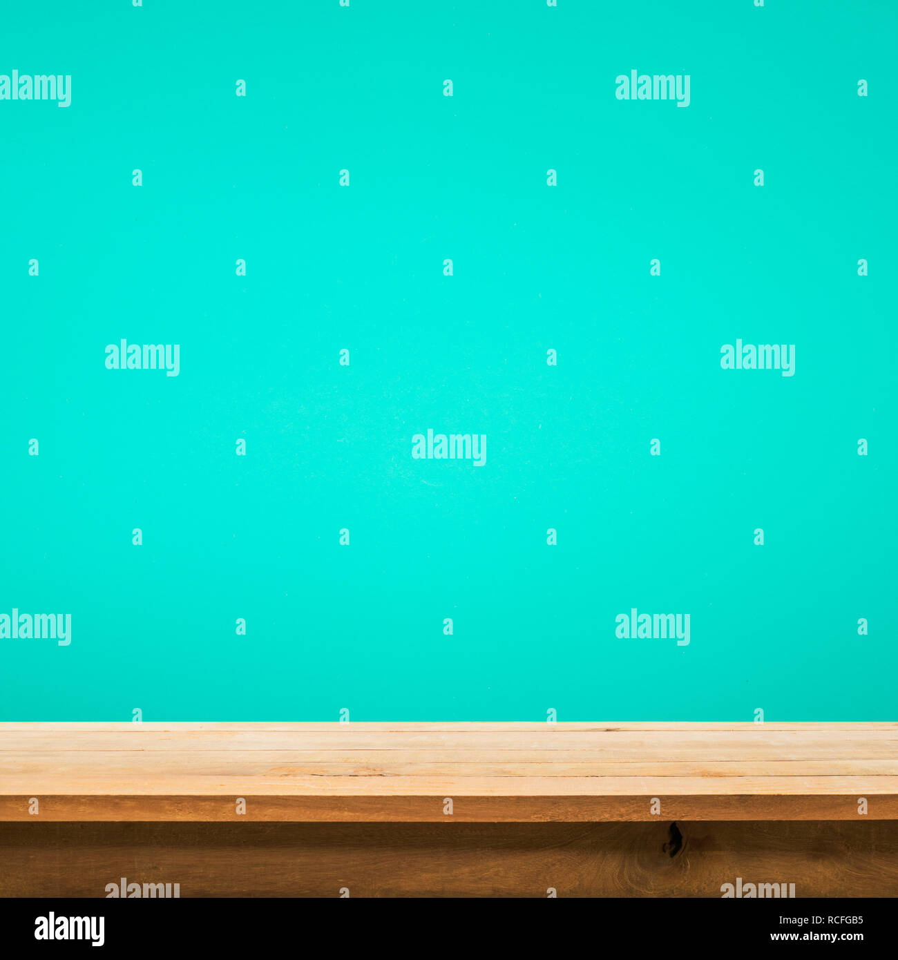 Leere Holz Tischplatte auf farbigen Hintergrund. Stockfoto