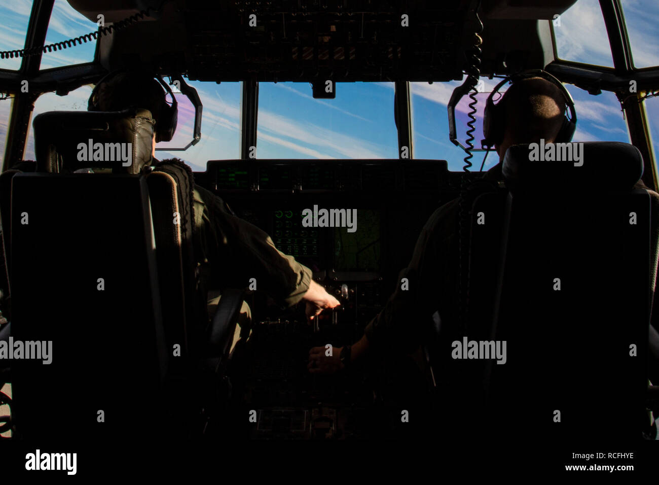 Us-Marines mit Marine Antenne Refueler Transport Squadron (VMGR) 152 in niedriger Höhe Taktiken (LAT) Ausbildung während der Übung Yuma Horizont 19 in der Nähe der Marine Corps Air Station Yuma, Arizona, Jan. 8, 2018 teilnehmen. LAT sind entworfen, um zu helfen, Radar Erkennung und feindliche Geschosse zu vermeiden. Übung Yuma Horizont ist ein geschwader Ausbildung Übung mit einem Fokus auf Bildung im Bereich der Mission Anforderungen ausgelegt squadron Fähigkeit in einem Vorwärts - die Umwelt zu erhalten. (U.S. Marine Corps Foto von Lance Cpl. Seth Rosenberg) Stockfoto