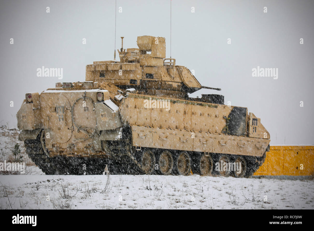 U.S. Army Bradley Fighting Fahrzeugbesatzungen, die 91St Brigade Ingenieur Bataillon zugeordnet, 1. gepanzerte Brigade Combat Team, 1.Kavallerie Division in Position am Schießplatz in Camp Aachen in Grafenwöhr, Deutschland Jan. 12, 2019. 91. BEB und 1-1 CD Soldaten sind Abschluss ihrer Drehung für Atlantic lösen in Europa, indem sie live fire Übungen und schießwesen Tabellen. (U.S. Army National Guard Foto von Sgt. 1. Klasse Ron Lee, 382 Öffentliche Angelegenheiten Loslösung, 1 ABCT, 1 CD) Stockfoto