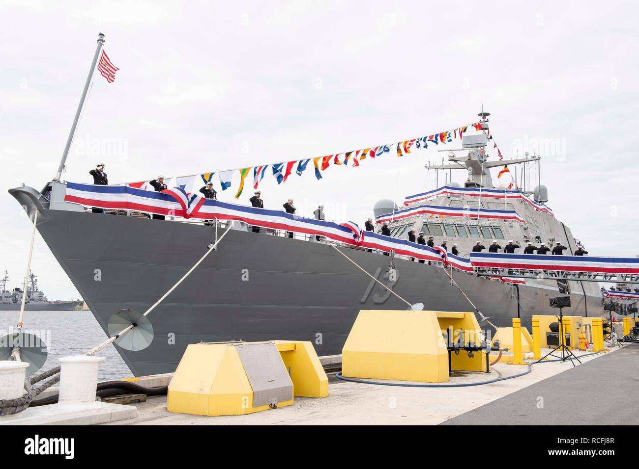 MAYPORT, Fla. (Jan. 12, 2019) Die Crew von der Marine neueste Littoral Combat Ship USS Wichita (LCS 13), bringen das Schiff zum Leben während der Inbetriebnahme Zeremonie, an der Naval Station Mayport, 31.01.12. LCS 13 Ist der vierzehnte Littoral Combat Ship die Flotte und das Siebte der Freiheit Variante eingeben. Es ist der dritte Marine Combat Ship benannt nach Wichita, die größte Stadt in Kansas. (U.S. Marine Foto von Mass Communication Specialist 3. Klasse Alana Langdon/Freigegeben) Stockfoto