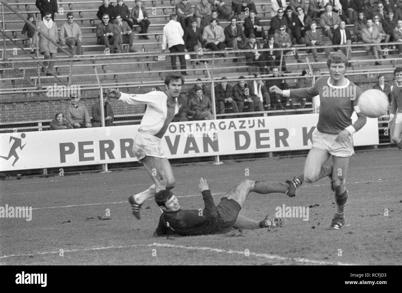 Ajax tegen Schalke 04 (vriendschappelijke wedstrijd) Danielson (links) in der Aktie, Bestanddeelnr 922-2247. Stockfoto