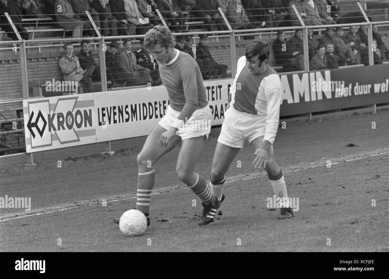 Ajax tegen Schalke 04 (vriendschappelijke wedstrijd) Swart (rechts) in der Aktie, Bestanddeelnr 922-2246. Stockfoto