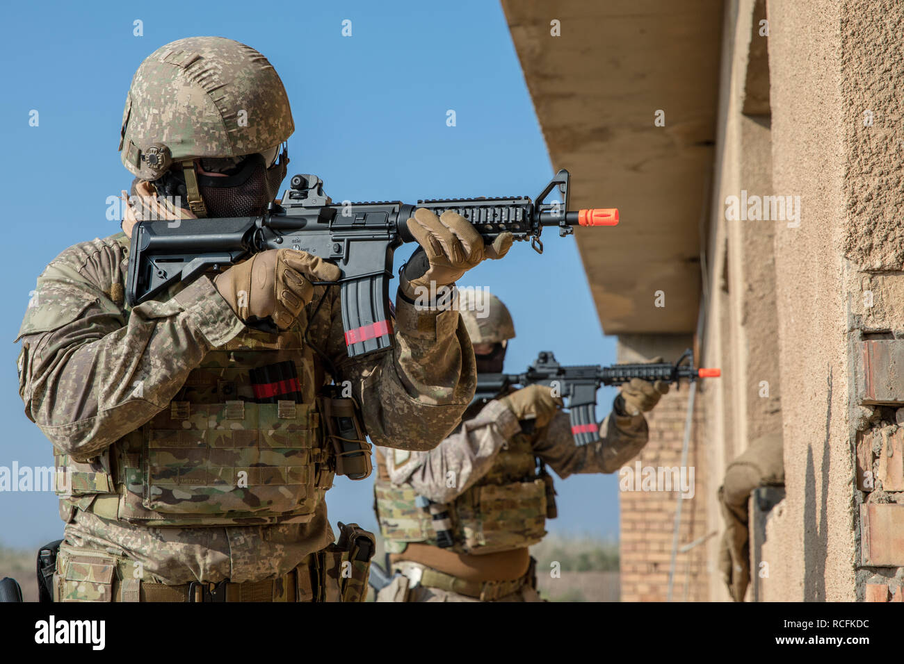 Neuseeland Soldaten der Task Group Taji verwenden, weiche Gewehre mit simulierten Munition städtischen Spiel Bohrer vor Abgabe der Ausbildung irakischer Sicherheitskräfte Ausbilder im Bagdad Kampfschule Camp Taji, Irak, Nov. 27, 2018 zu üben. Als Teil dieser Mission, Australische und Neuseeländische Personal liefern die Ausbildung von entscheidender Bedeutung für die irakischen Sicherheitskräfte, wie Sie mit dem Betrieb fortfahren gegen die Bedrohung des gewalttätigen Extremismus zu führen und die fortlaufende Stabilität in den Regionen, die nun gelöscht werden von Daesh gewährleisten. In Verbindung mit dem Partner Kräfte, Combined Joint Task Force - inhärenten Stockfoto