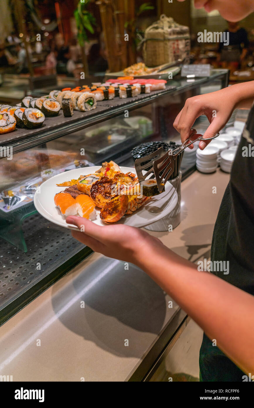 Kunden Auswahl der Lebensmittel im Hotel Frühstücksbuffet Stockfoto