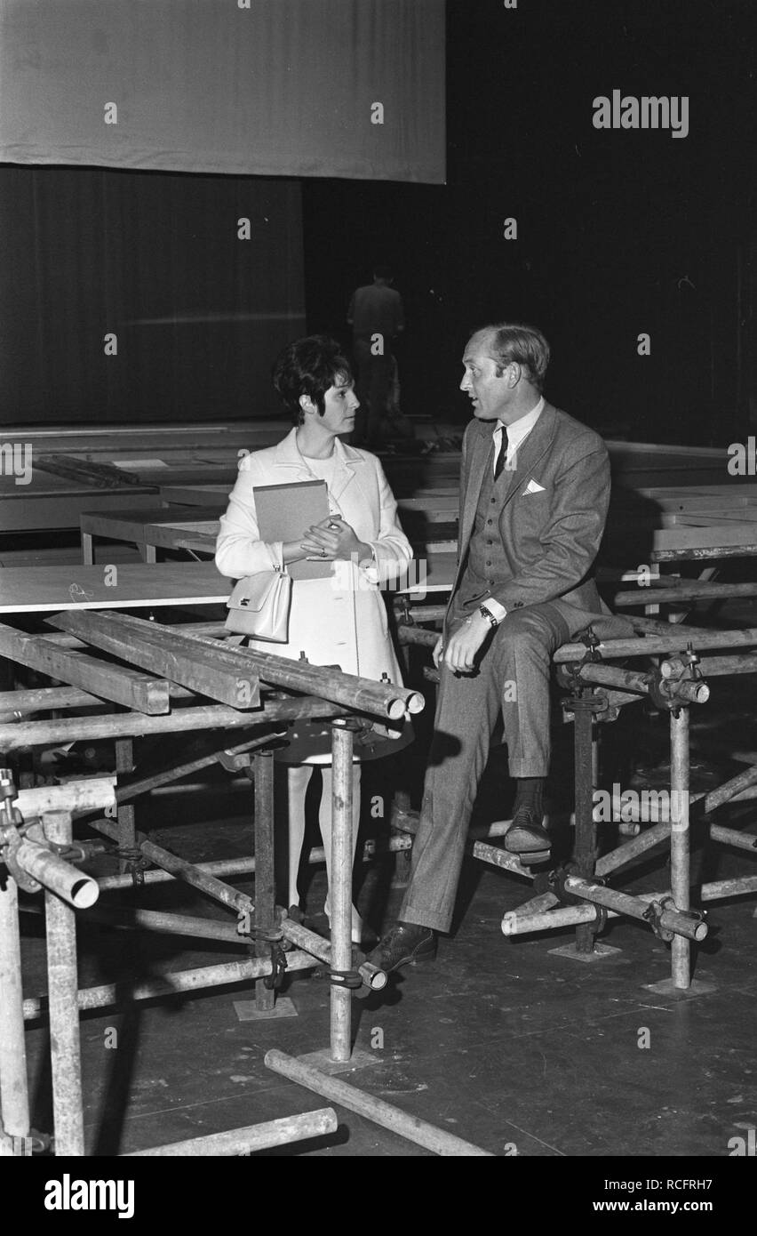 Aktie Bisschop Bekkers Stichting presentatrice Mies Bouwman en Fred Oster Bestanddeelnr tijden, 922-3941. Stockfoto