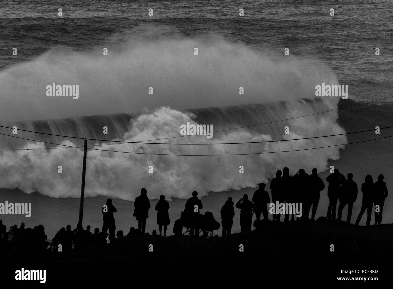 Hohe Wellen am Strand Praia do Norte, Nazaré, Portugal Stockfoto