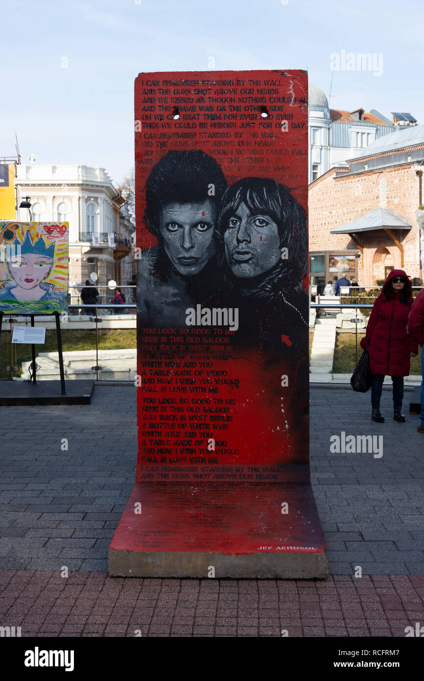 Plovdiv, Bulgarien - Europäische Kulturhauptstadt. Segment der Berliner Mauer mit Gesichtern von David Bowie und Iggy Pop, Teil der Ausstellung im Freien lackiert Stockfoto