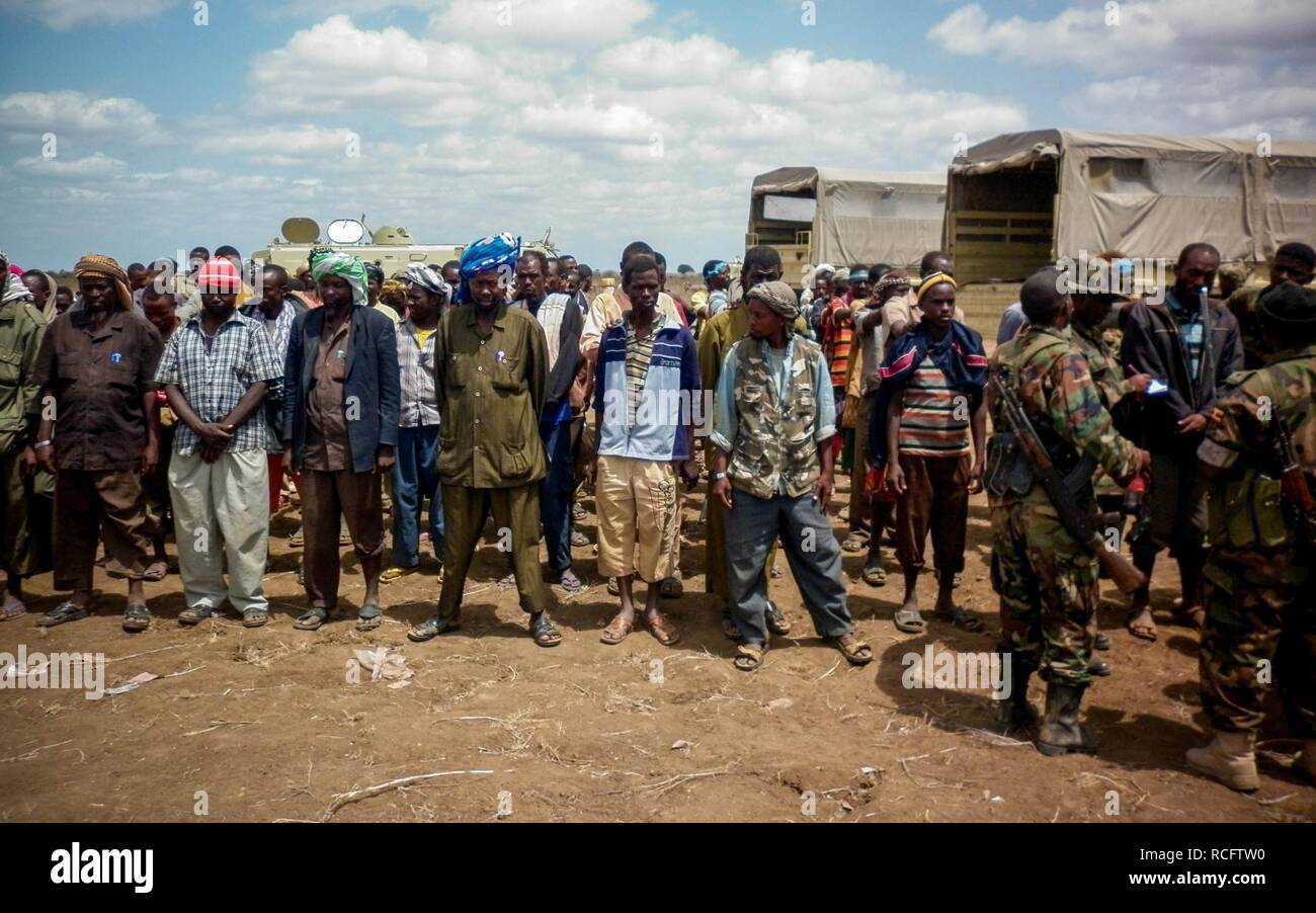 Al Shabaab Kämpfer ausrücken und die Waffen niederlegen 01 (8019360014). Stockfoto