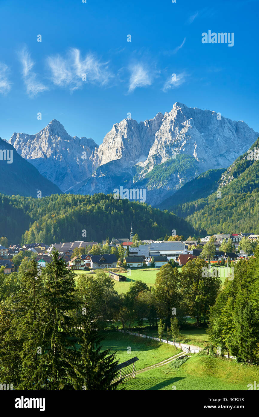 Kranjska Gora, Gorenjska, Slowenien. Blick auf Prisank in den Julischen Alpen Stockfoto