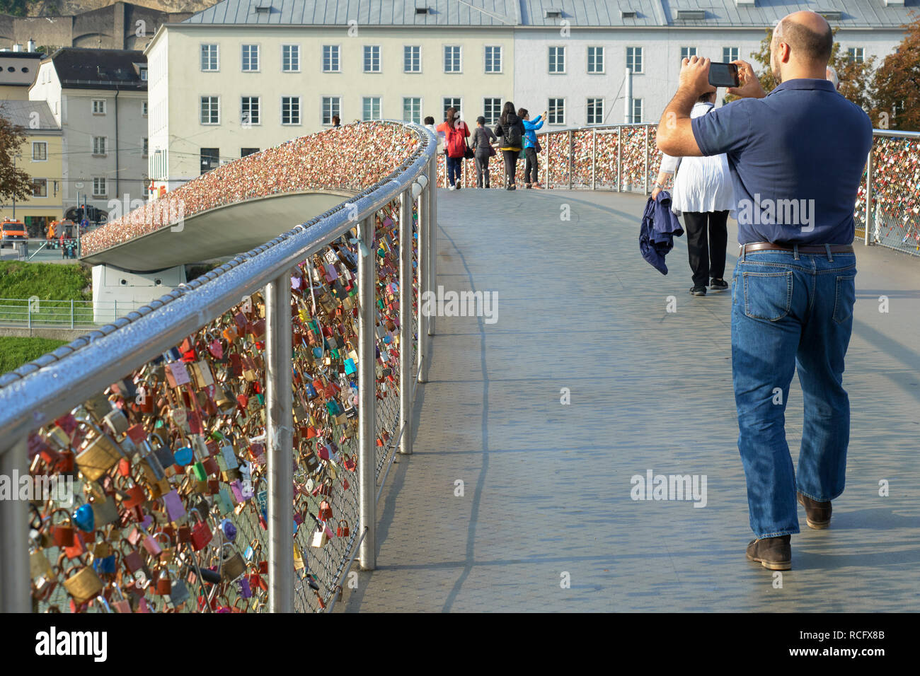Makartsteg Brücke, Salzburg, Österreich. Die Brücke ist ein beliebter Ort für die Platzierung von Liebe Vorhängeschlösser Stockfoto