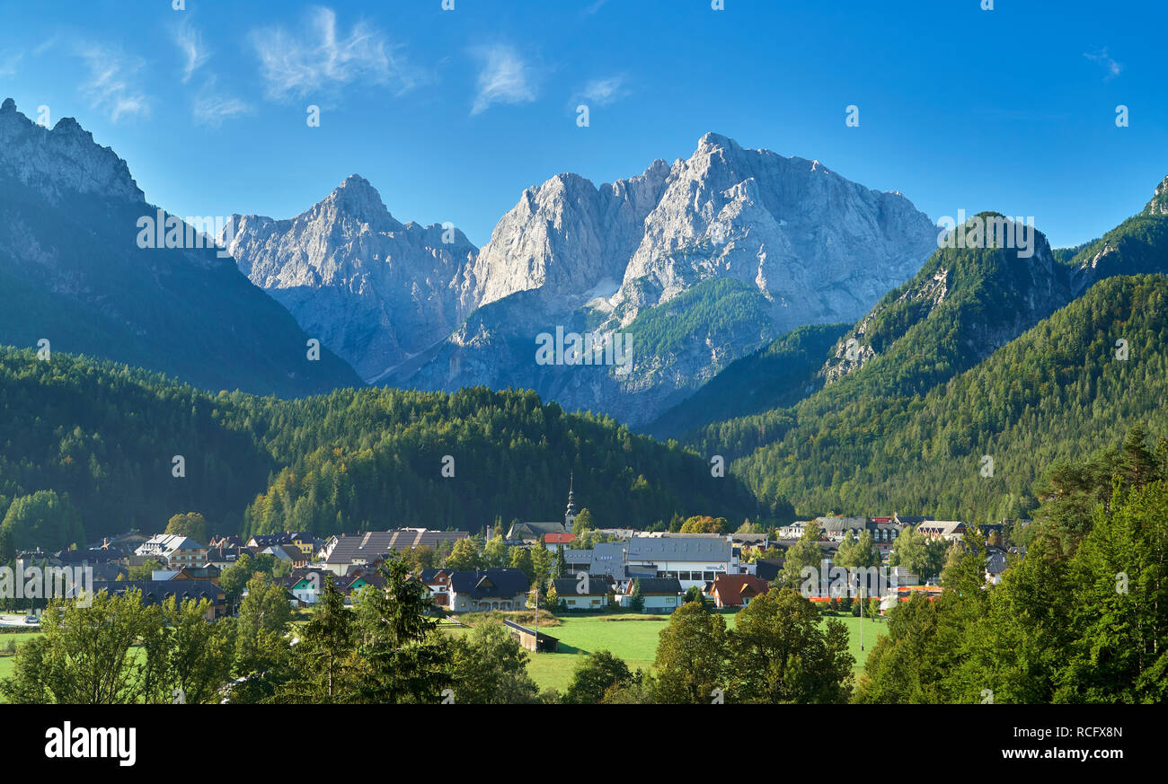 Kranjska Gora, Gorenjska, Slowenien. Blick auf Prisank in den Julischen Alpen Stockfoto