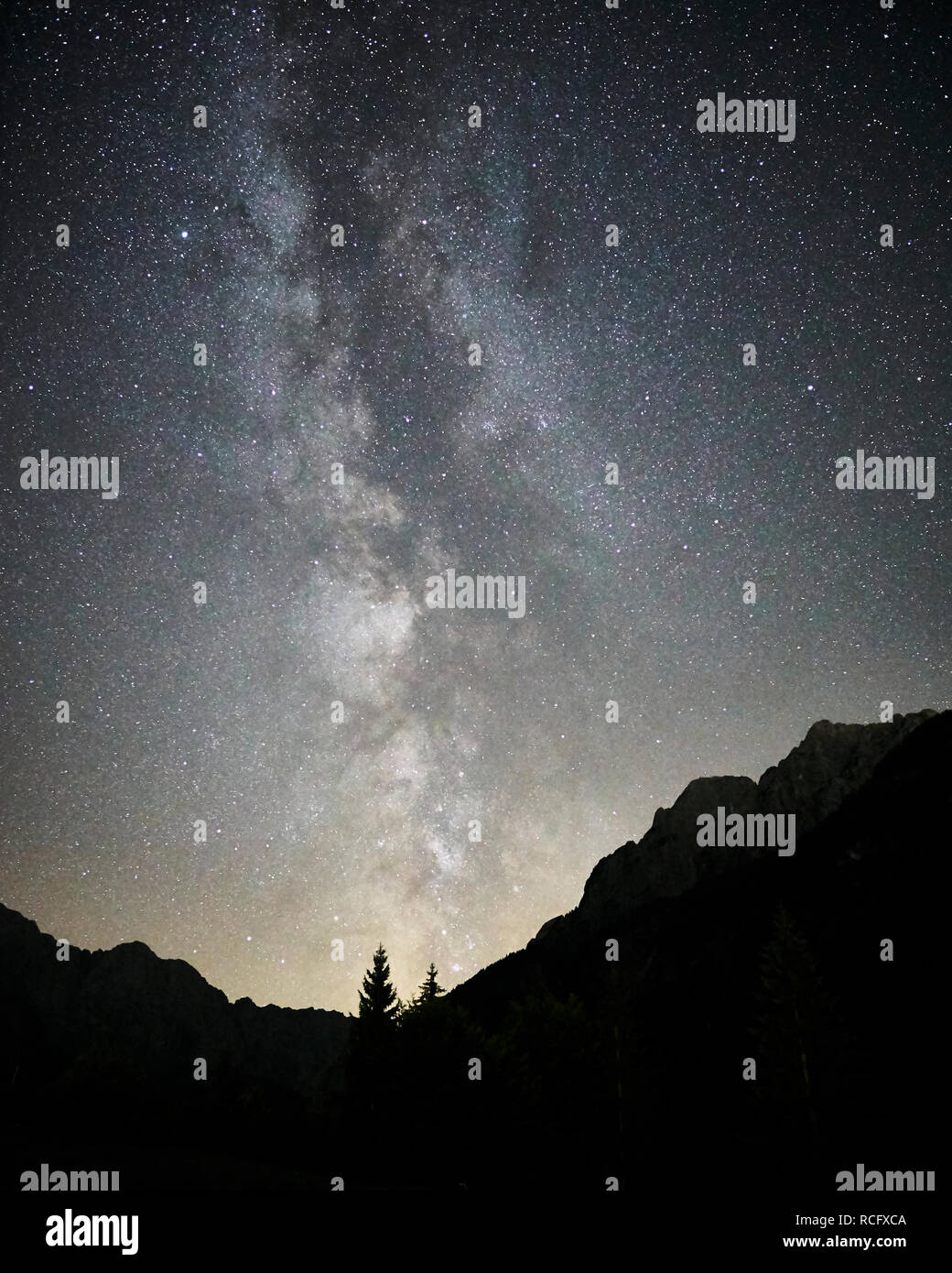 Die Milchstraße über dem Julian Alp [s. Von Planica, Kranjska Gora, Slowenien Gorenjska, fotografiert. Stockfoto