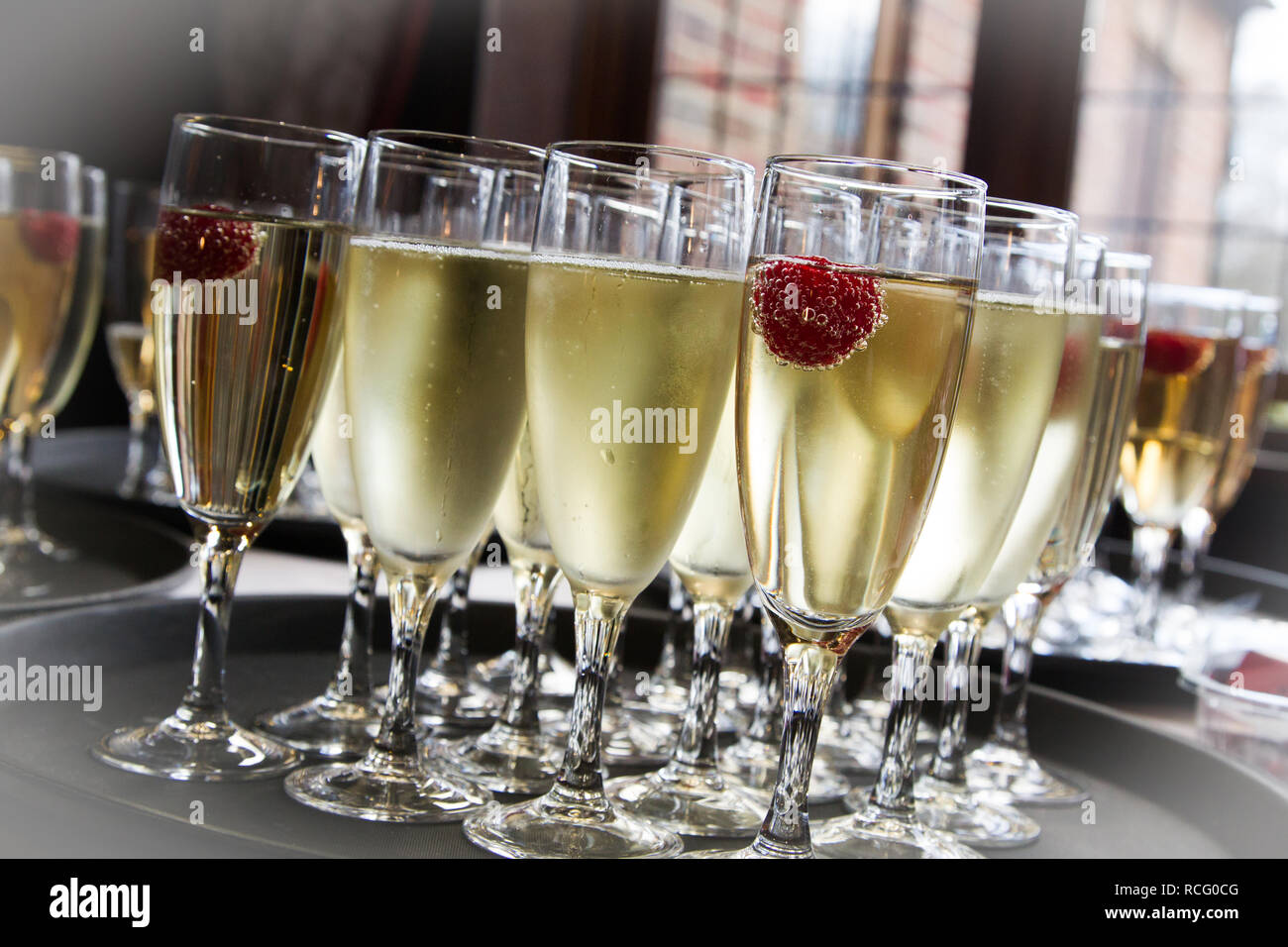 Fach Champagner in Flöten bei einer Hochzeit. Stockfoto