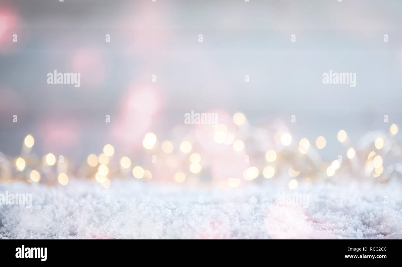 Ethereal weiche Weihnachten Hintergrund mit einem magischen Sekt bokeh der Partei Lichter in einem Nebelhaften verträumt Hintergrund über Schnee mit Kopie Raum Stockfoto