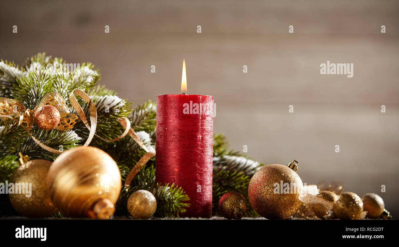 Traditionelle Weihnachtskarte mit close-up eine rote Kerze, goldene Kugeln und Fir-Filiale gegen verschwommenen Hintergrund für Kopie Raum Stockfoto