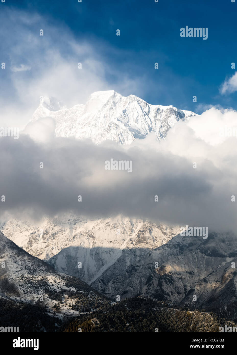 Annapurna III erscheinen hinter den Wolken, Annapurna Circuit, Nepal Stockfoto Annapurna III erscheinen hinter den Wolken, Annapurna Circuit, Nepal Stockfoto