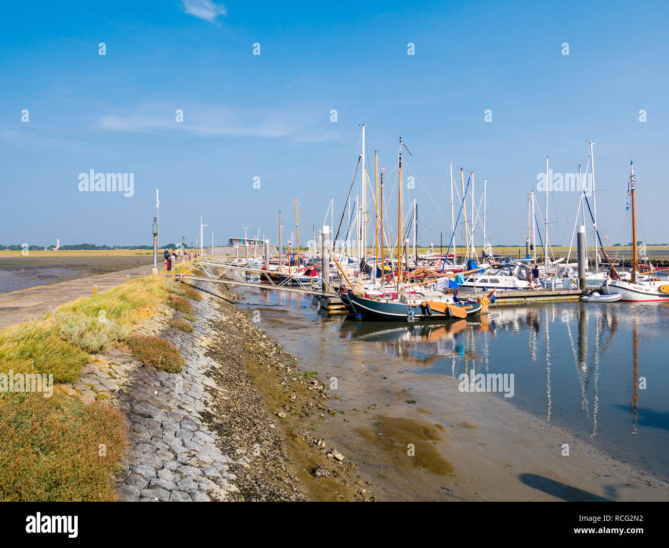 Menschen, Motorboote und Segelboote im Hafen von Westfriesische Insel Schiermonnikoog, Friesland, Niederlande Stockfoto