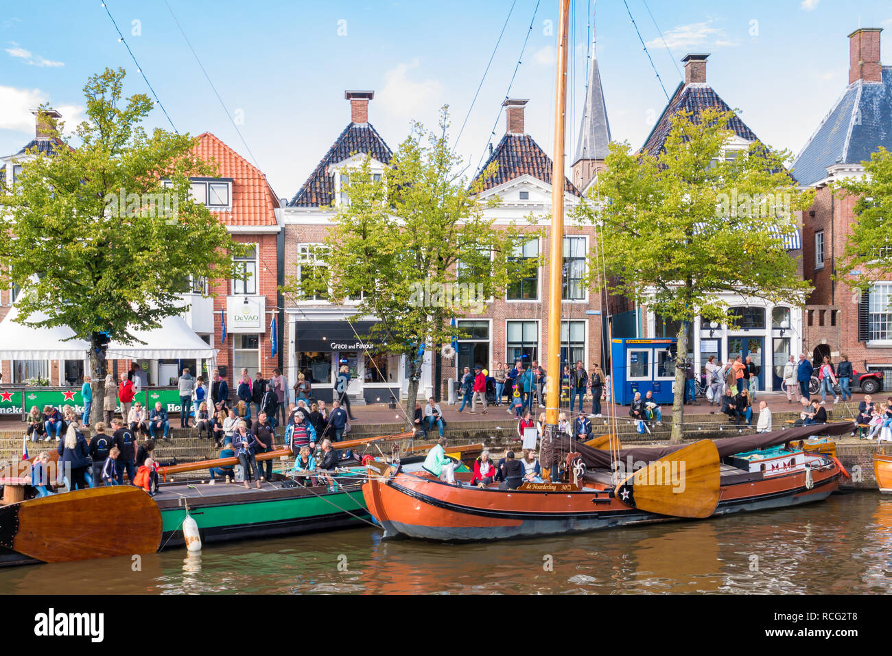 Kai mit Personen und historische Schiffe im alten Hafen bei der Admiralität Tage, Dokkum, Friesland, Niederlande Stockfoto