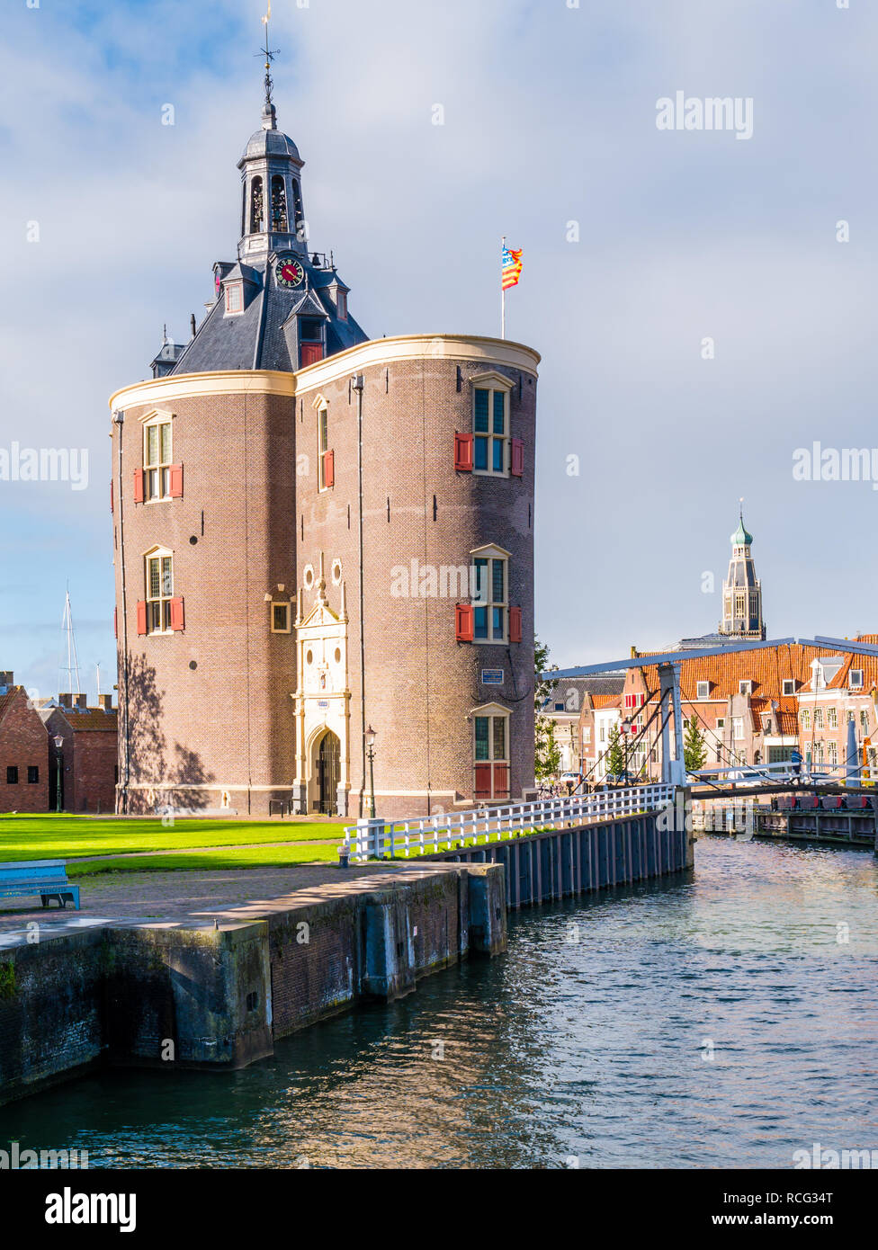 Drommedaris Wehrturm und zeichnen Brücke über den Kanal im alten Hafen, der historischen Altstadt von Enkhuizen, Noord-Holland, Niederlande Stockfoto