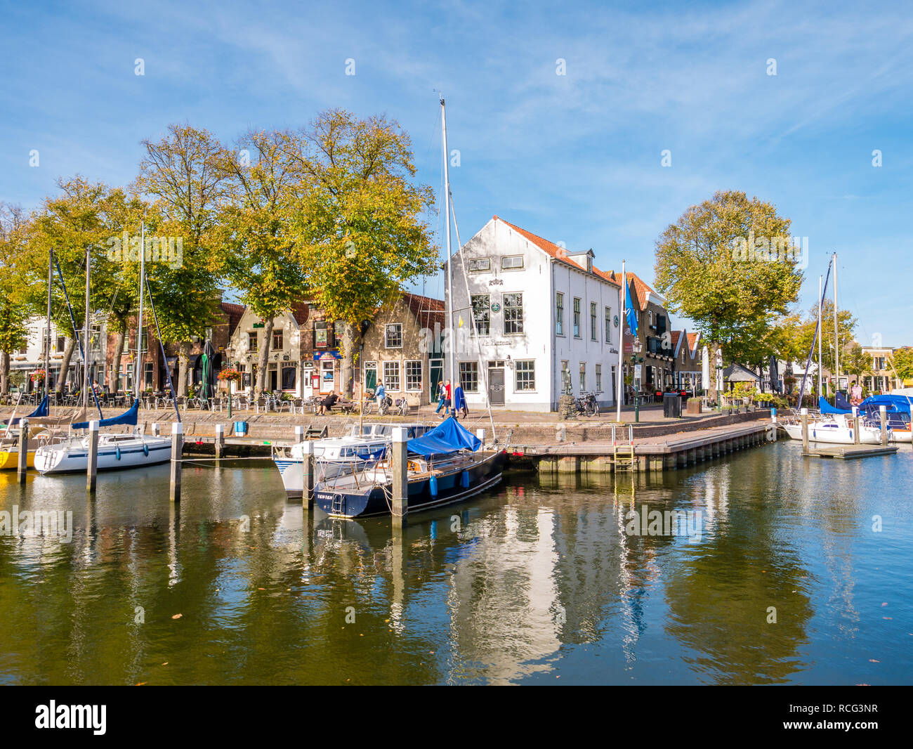 Boote im Yachthafen von kleinen Hafen in der Altstadt von Middelharnis auf Goeree-Overflakkee, Zuid-Holland, Niederlande Stockfoto