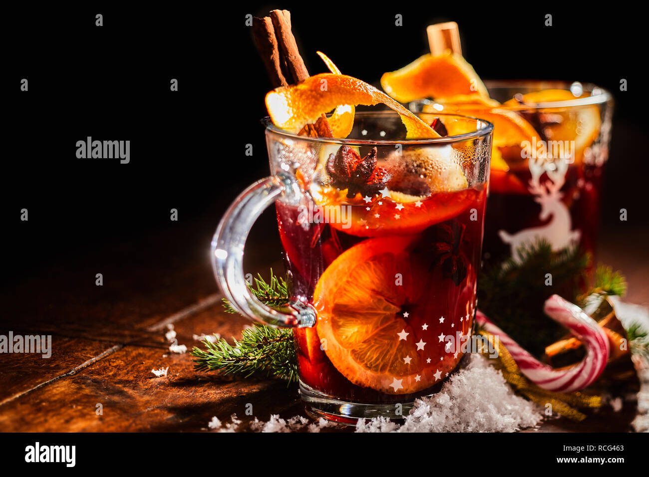 Traditionelle Weihnachten Glühwein oder Glühwein süß würzige Rotwein mit Zimt in zwei Glas Becher mit Zuckerstangen serviert und Platz kopieren Stockfoto