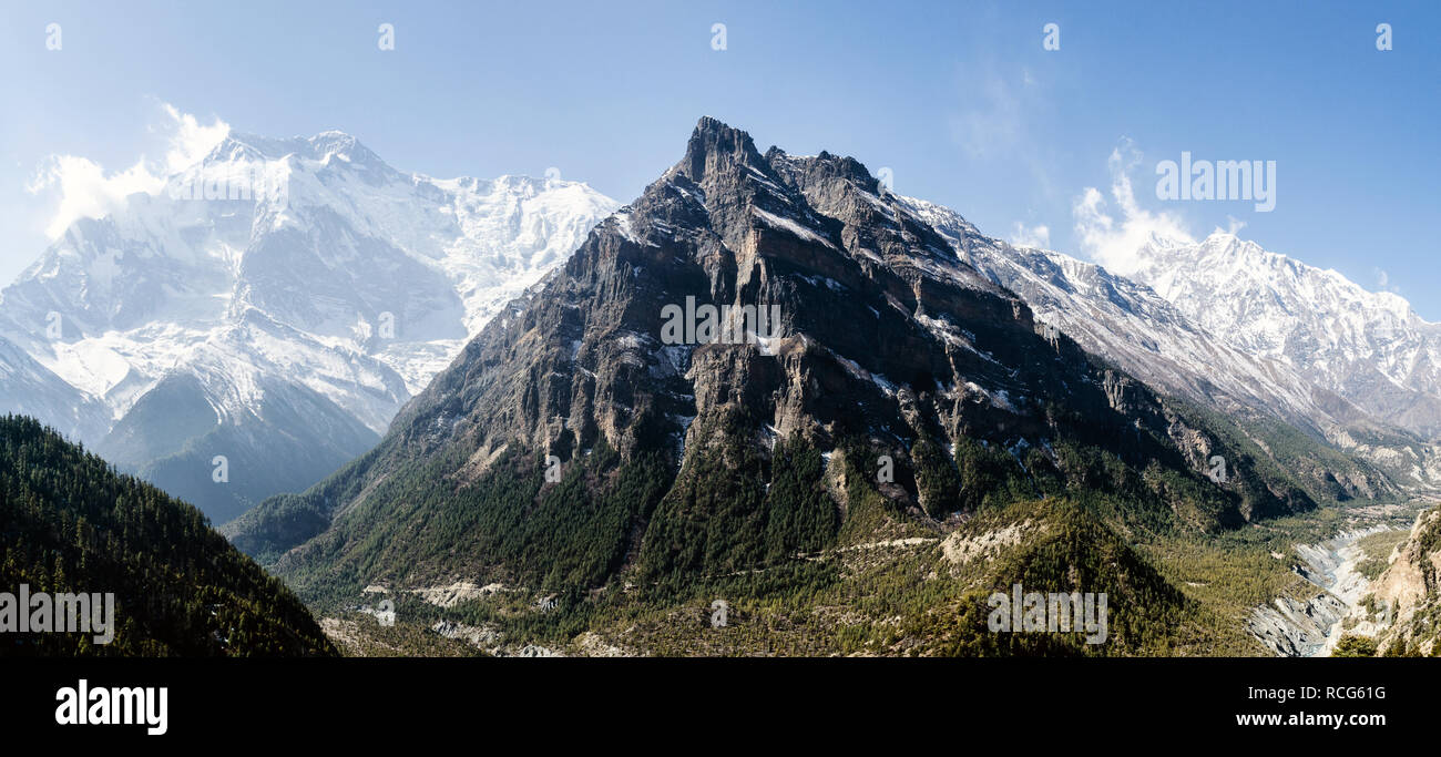 Annapurna II, IV und III von Gyaru, Annapurna Circuit, Nepal gesehen Stockfoto