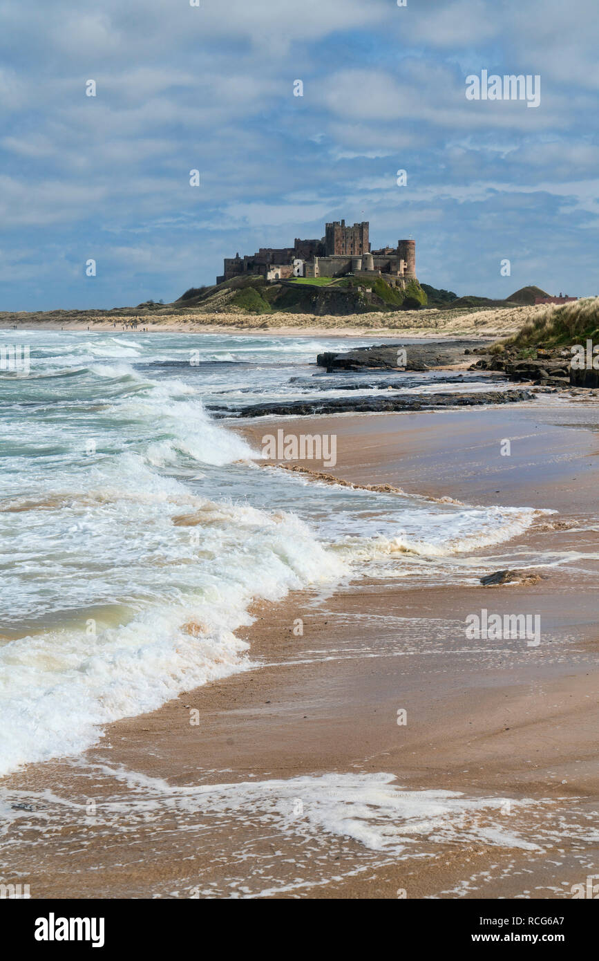 Auf der Suche nach Strand, an der Küste von Bamburgh, Schloss, Northumberland, England, Großbritannien Stockfoto