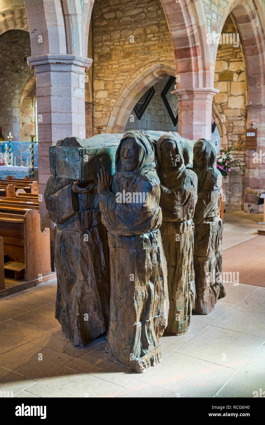 Heilige Insel, Lindisfarne, St Mary's Church interior, Mönche mit Sarg, Northumberland, England, Großbritannien Stockfoto