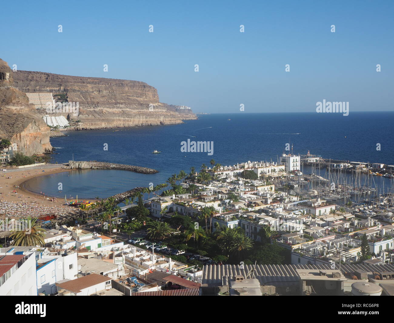 Blick auf den Strand, den malerischen Hafen und die Küste von Puerto de Mogan auf Gran Canaria, den Kanarischen Inseln Stockfoto