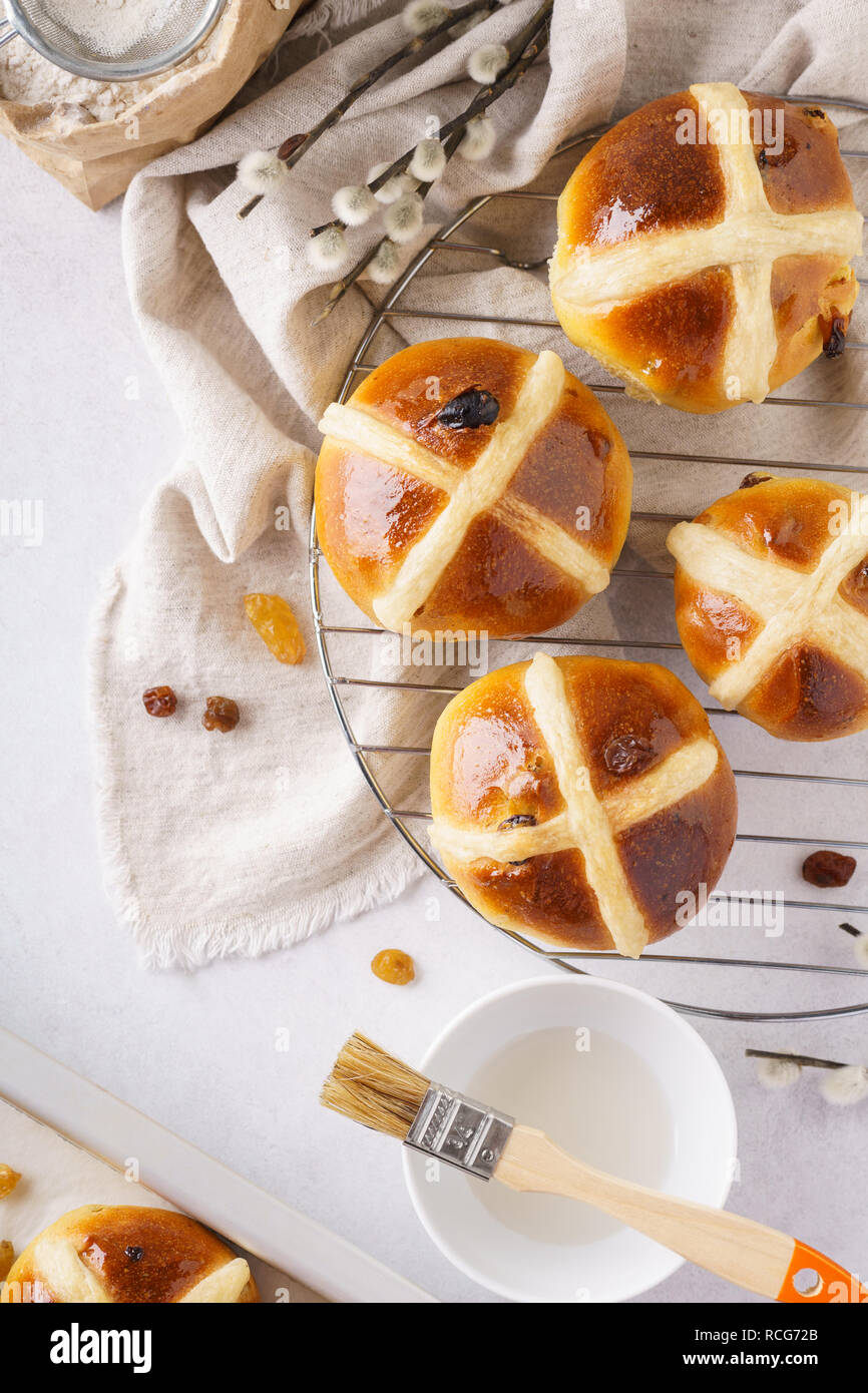 Traditionelle Hot Cross Buns und Zutaten für Ostern. Stockfoto