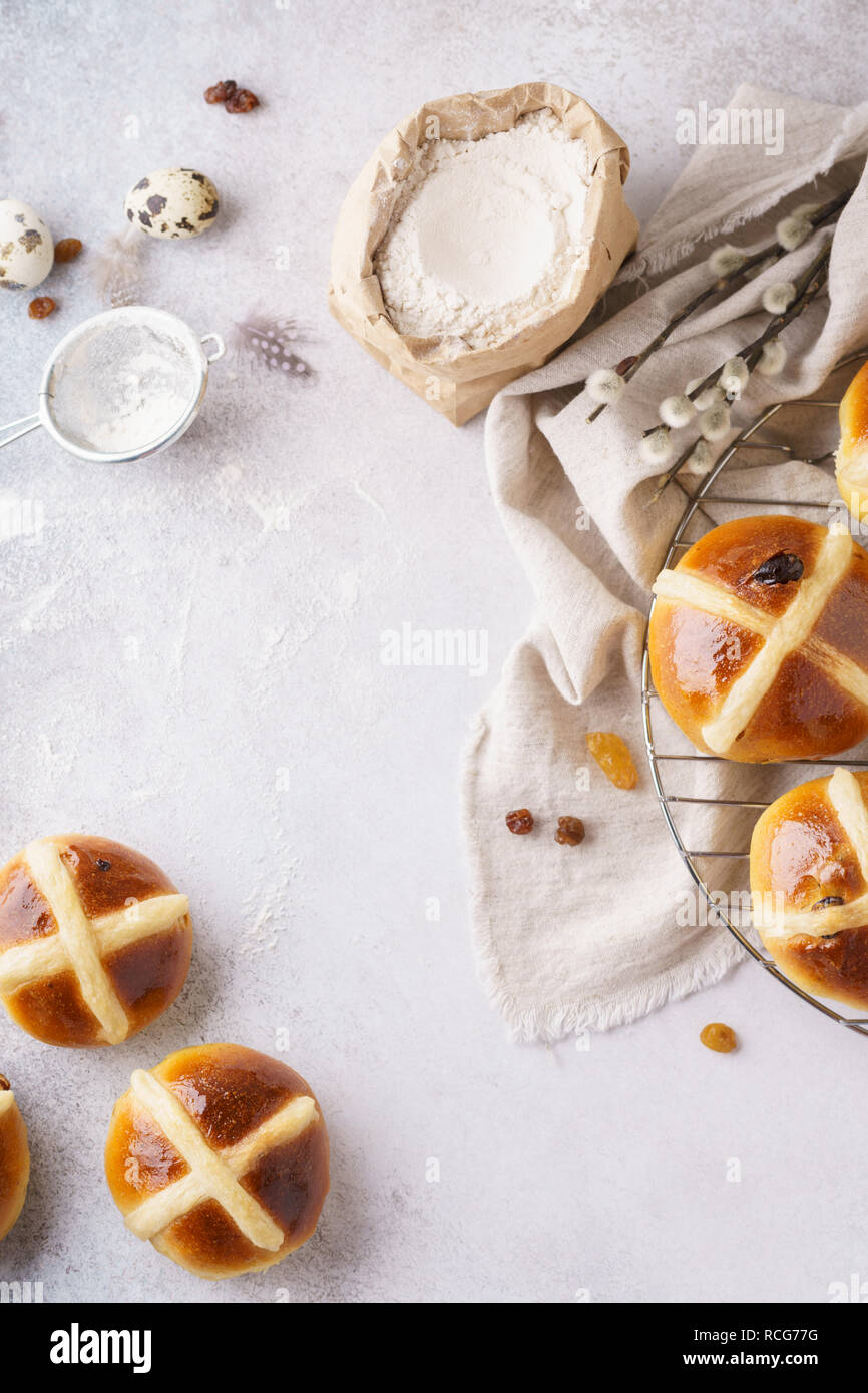 Traditionelle Hot Cross Buns und Zutaten für Ostern. Stockfoto